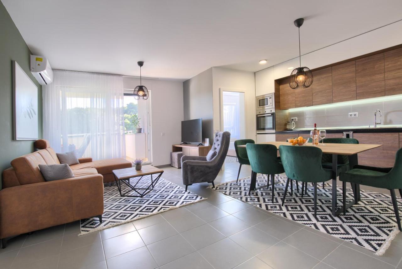 Beautiful Two-Bedroom Seaside Apartment In Premantura Dış mekan fotoğraf