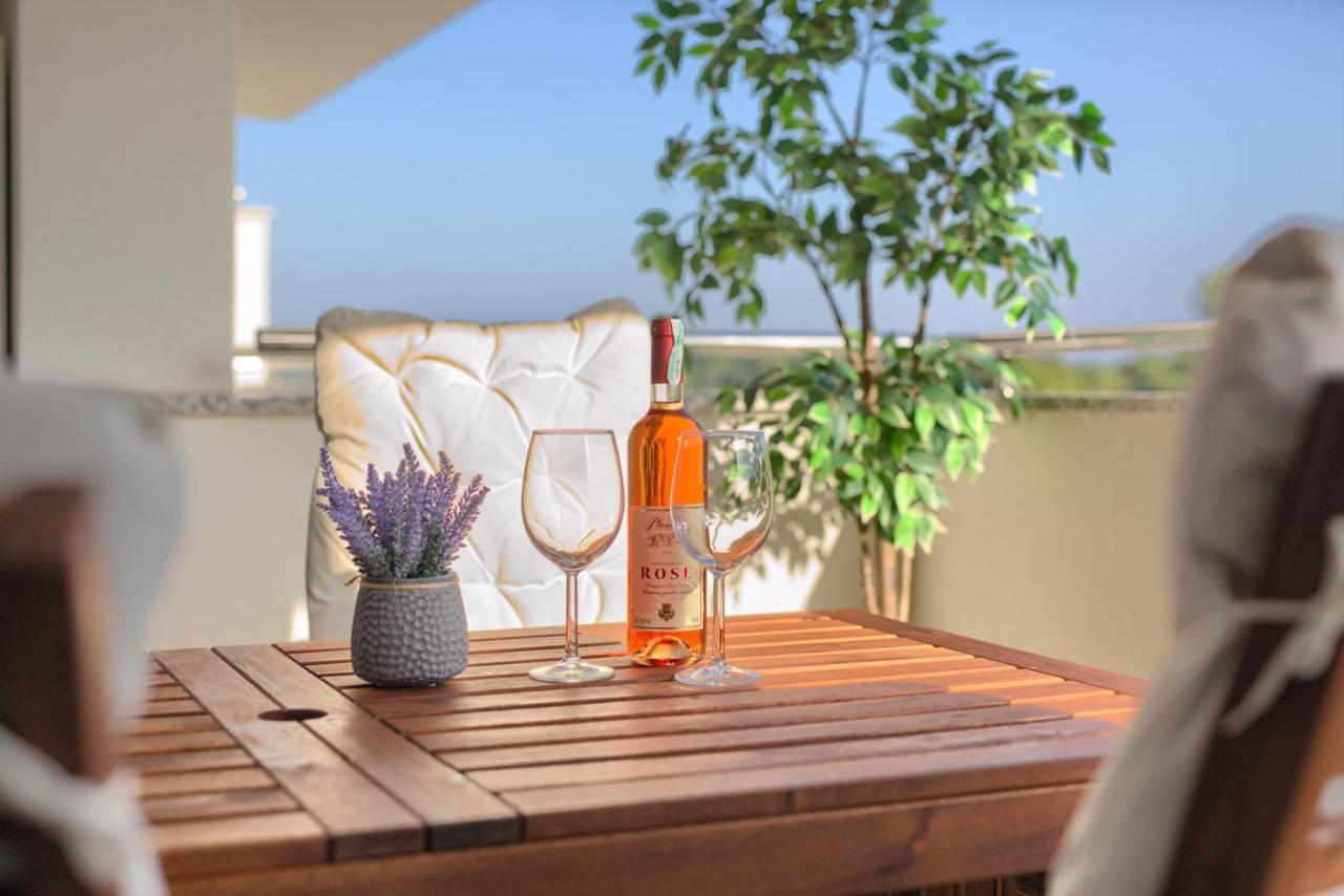 Beautiful Two-Bedroom Seaside Apartment In Premantura Dış mekan fotoğraf