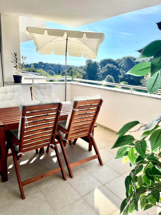 Beautiful Two-Bedroom Seaside Apartment In Premantura Dış mekan fotoğraf